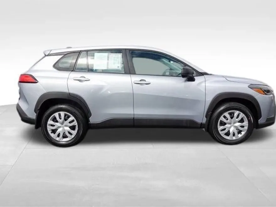 2022 Toyota Corolla Cross L photo 1
