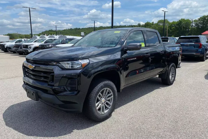 2025 Chevrolet Colorado Work Truck LT photo 1
