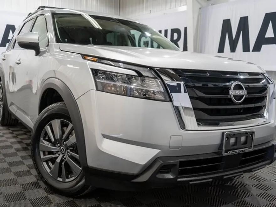 2022 Nissan Pathfinder SV photo 1