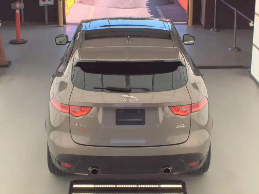 2017 Jaguar F-PACE Prestige photo 1