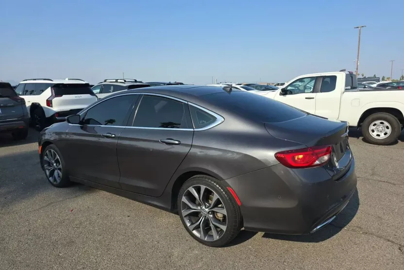 2015 Chrysler 200 photo 1