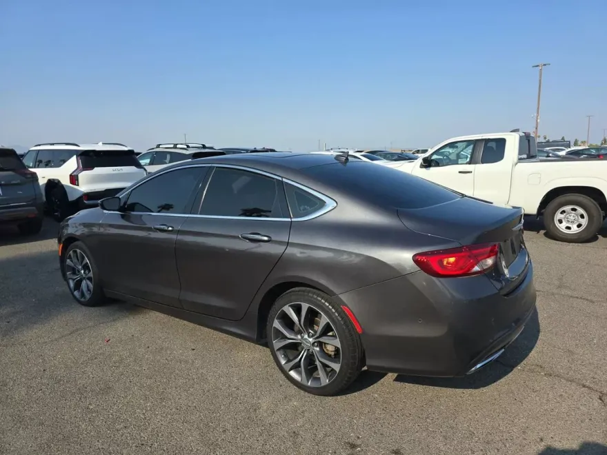 2015 Chrysler 200 photo 1