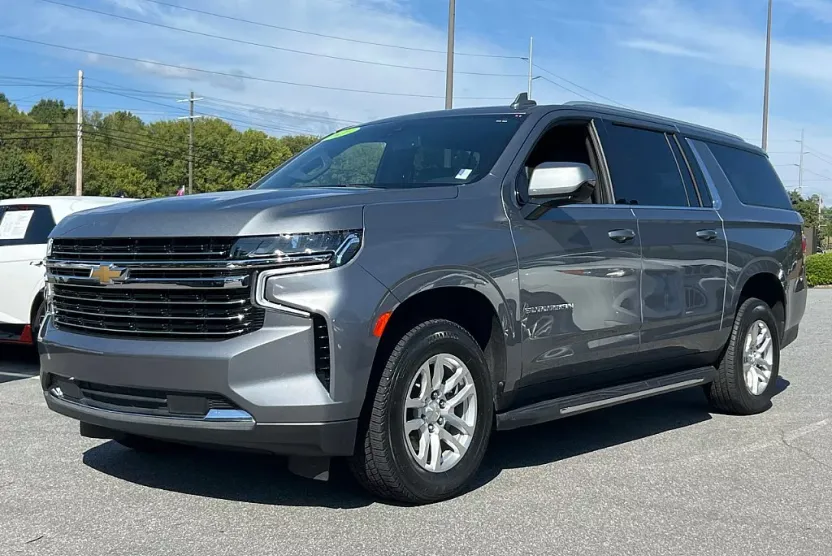 2021 Chevrolet Suburban LT photo 1