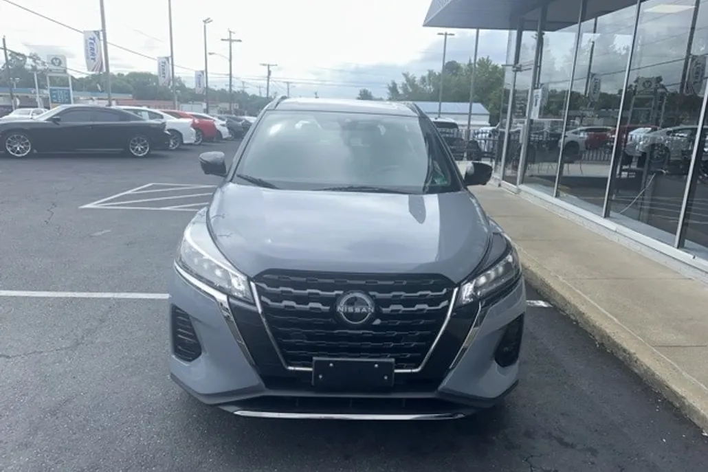 2023 Nissan Kicks SR photo 1