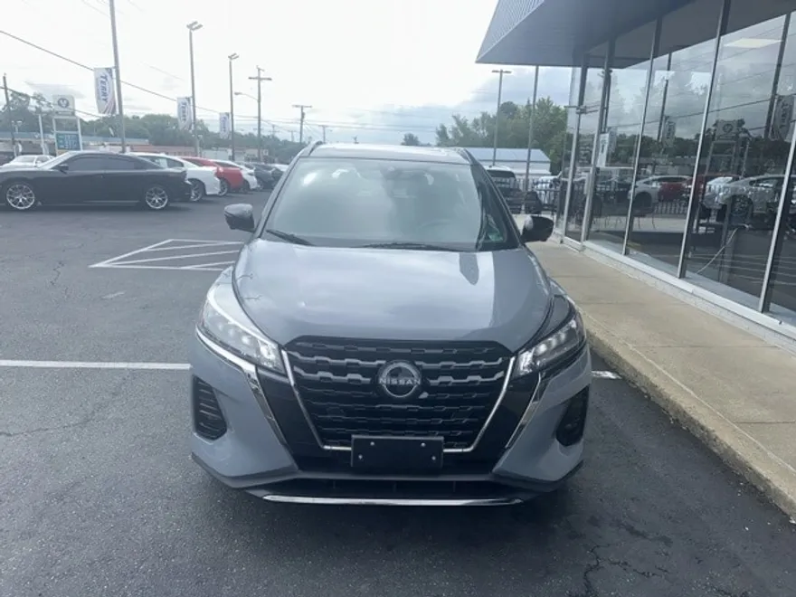 2023 Nissan Kicks SR photo 1