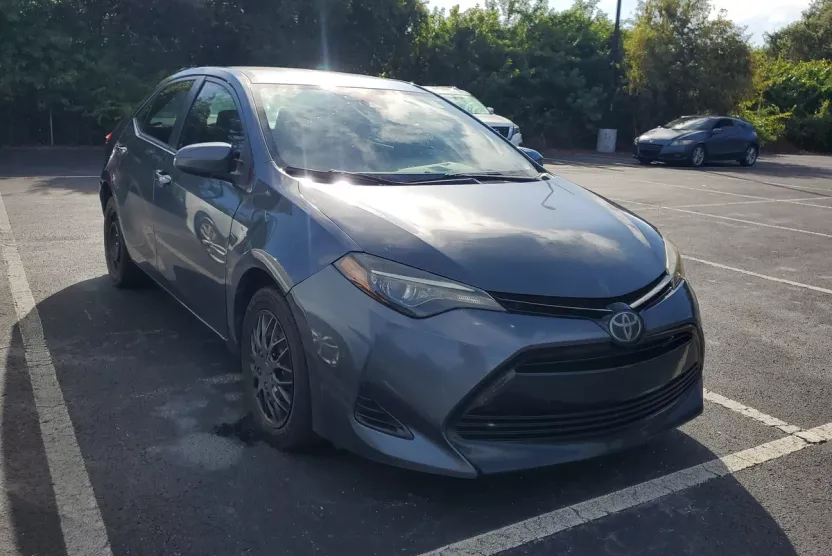 2017 Toyota Corolla LE photo 1