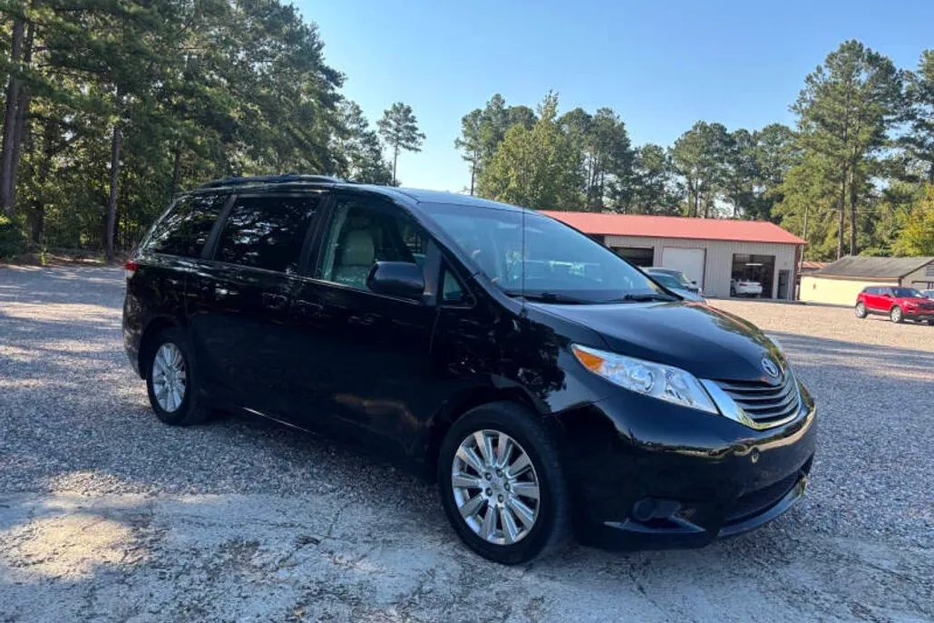 2011 Toyota Sienna LE photo 1
