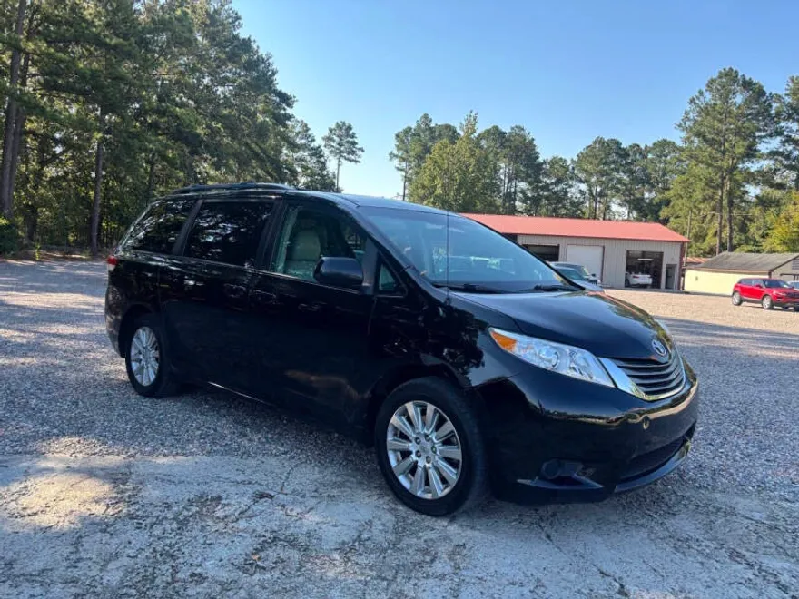 2011 Toyota Sienna LE photo 1