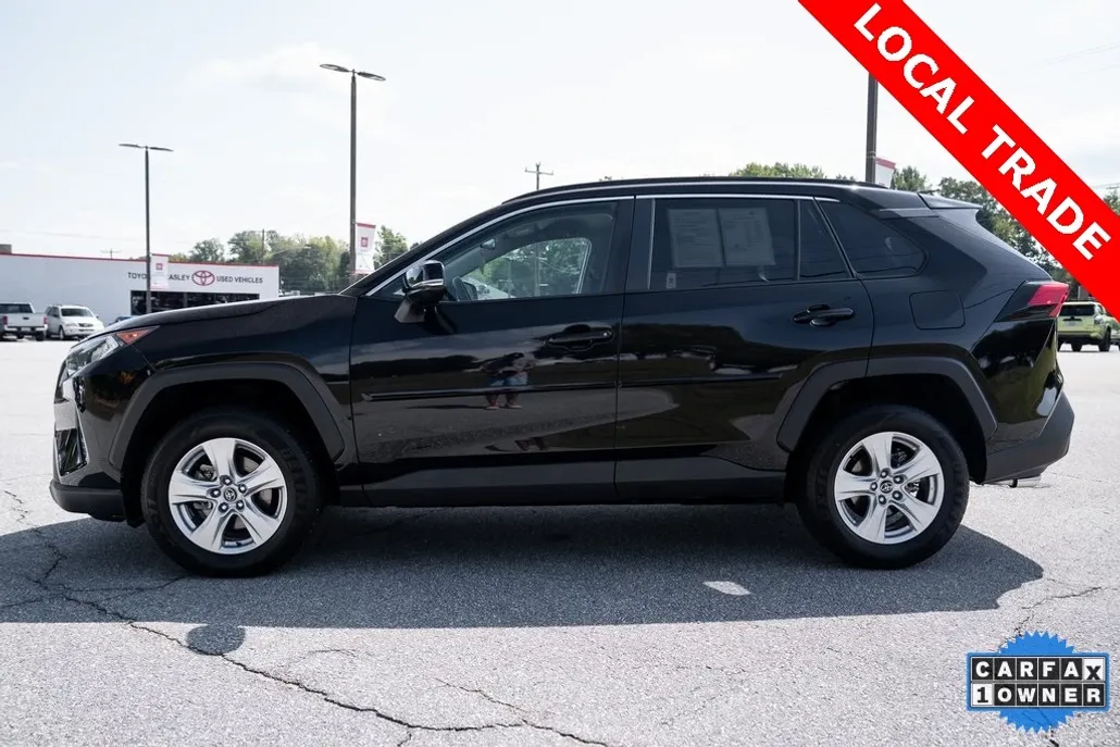 2021 Toyota RAV4 XLE photo 1