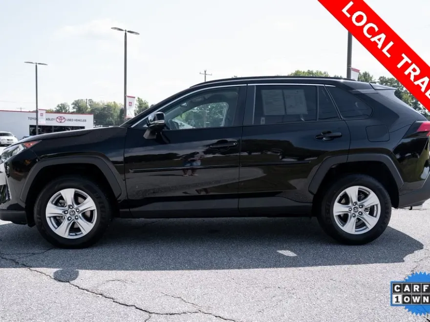 2021 Toyota RAV4 XLE photo 1