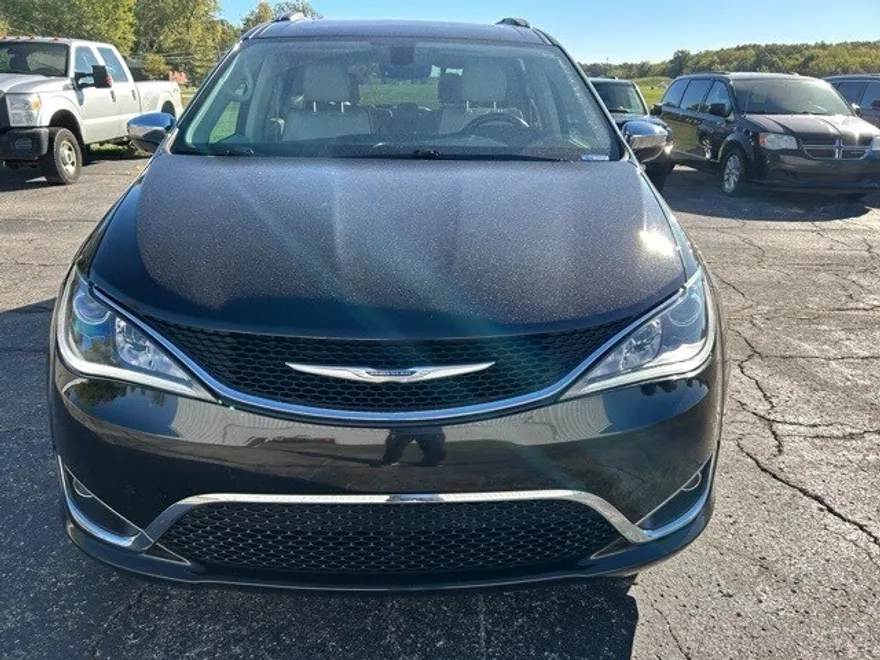 2018 Chrysler Pacifica Limited photo 1