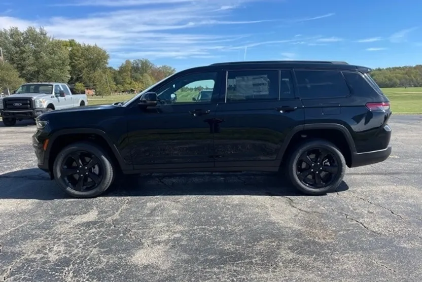 2025 Jeep Grand Cherokee Limited photo 1