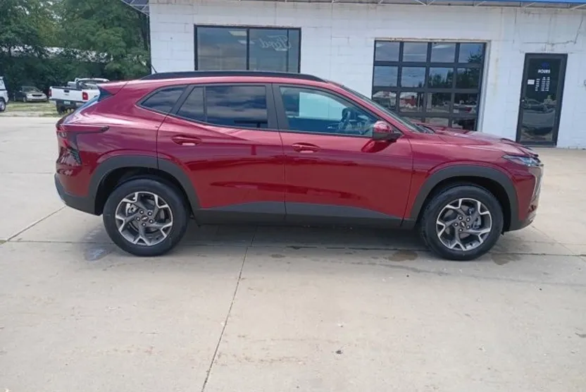 2025 Chevrolet Trax LT photo 1