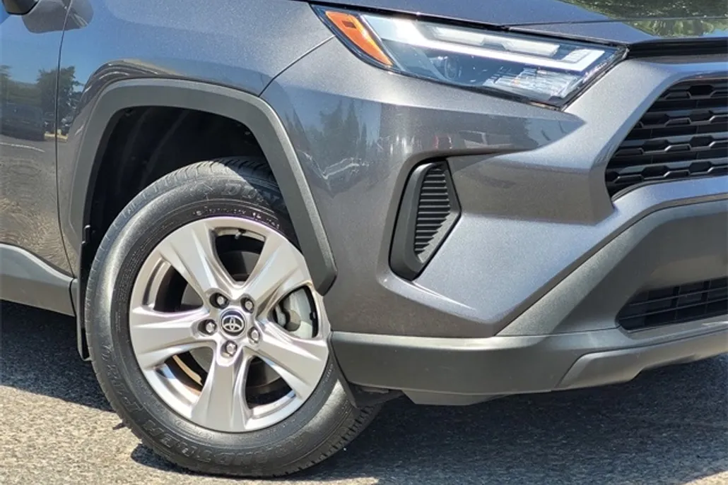 2022 Toyota RAV4 XLE photo 1