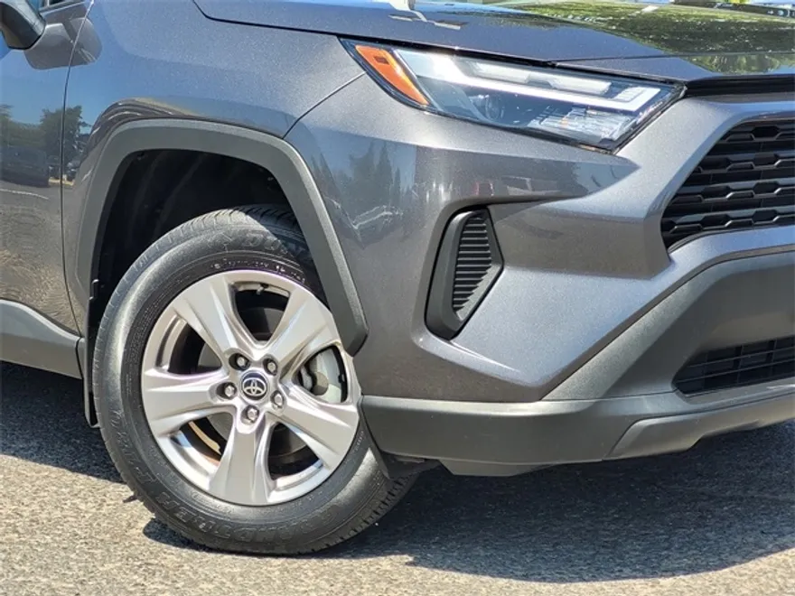 2022 Toyota RAV4 XLE photo 1