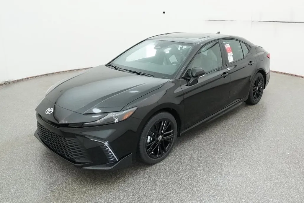 2025 Toyota Camry SE photo 1