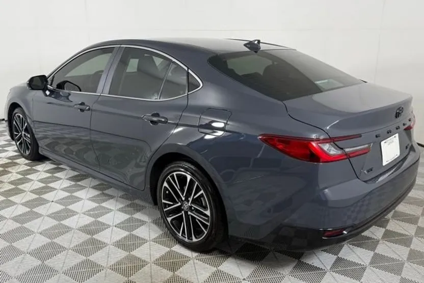 2025 Toyota Camry XLE photo 1