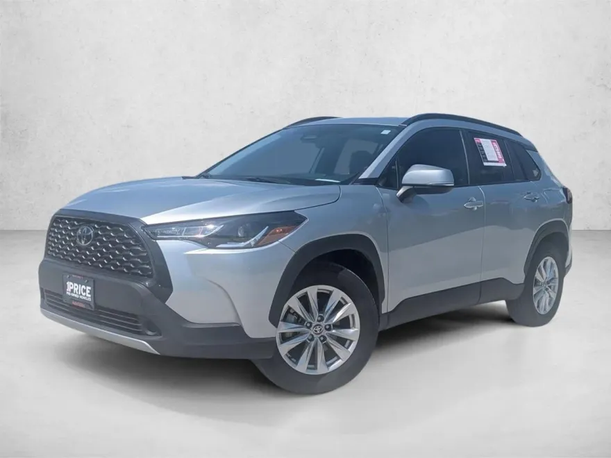 2023 Toyota Corolla Cross LE photo 1