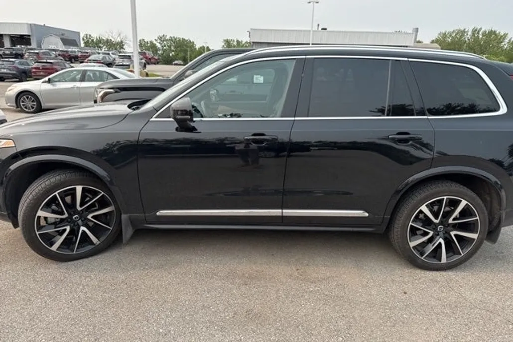 2023 Volvo XC90 B5 Plus photo 1