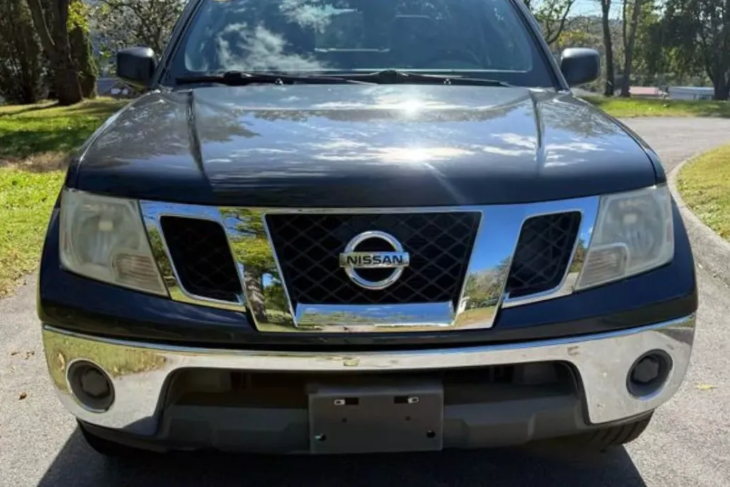 2011 Nissan Frontier SV photo 1