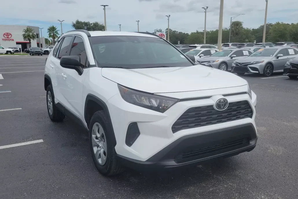 2021 Toyota RAV4 LE photo 1