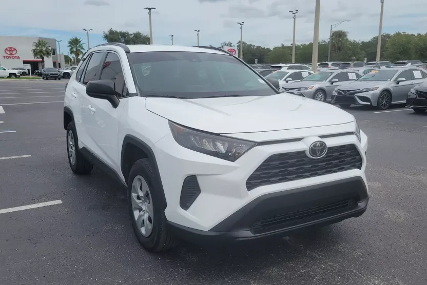 2021 Toyota RAV4 LE photo 1