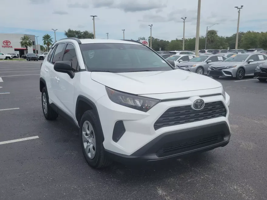 2021 Toyota RAV4 LE photo 1