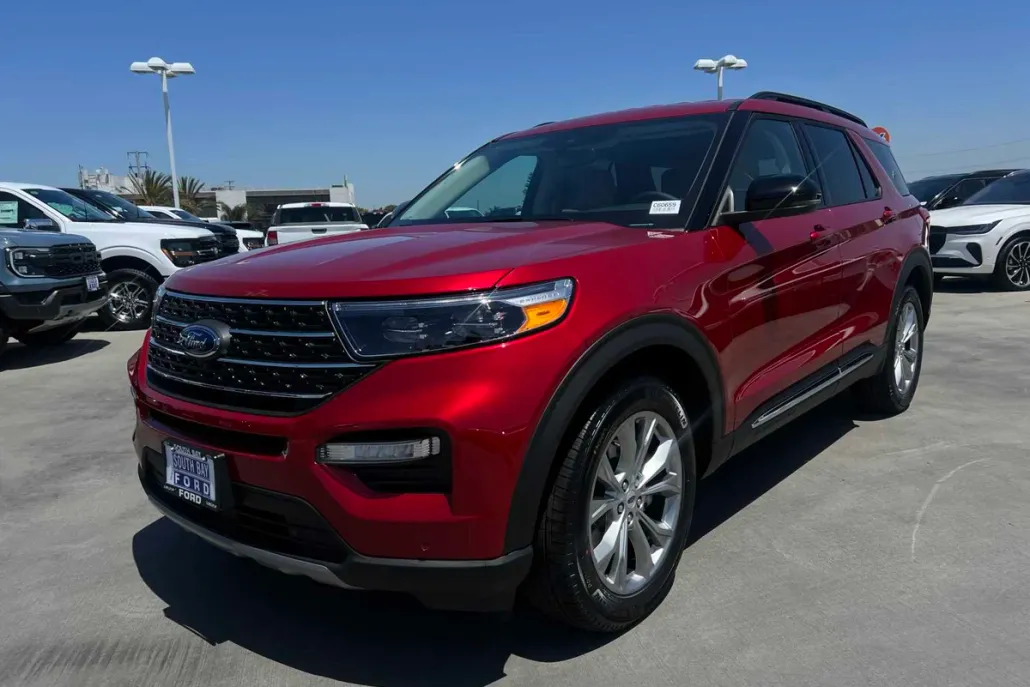 2024 Ford Explorer XLT photo 1