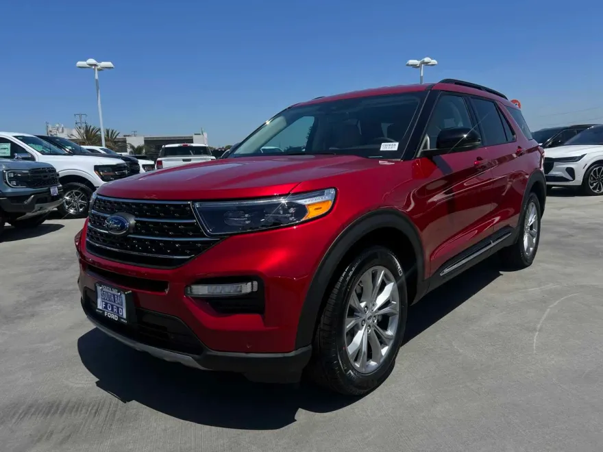 2024 Ford Explorer XLT photo 1