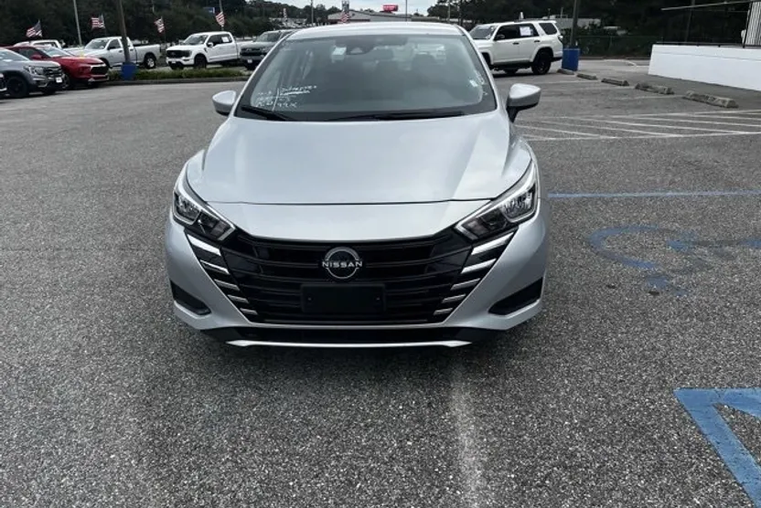 2023 Nissan Versa SV photo 1