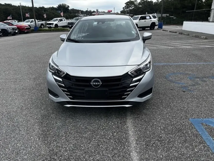 2023 Nissan Versa SV photo 1