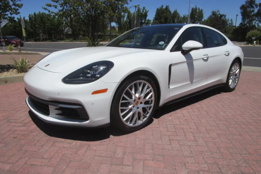 2018 Porsche Panamera 4 photo 1
