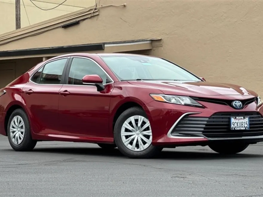 2022 Toyota Camry Hybrid LE photo 1