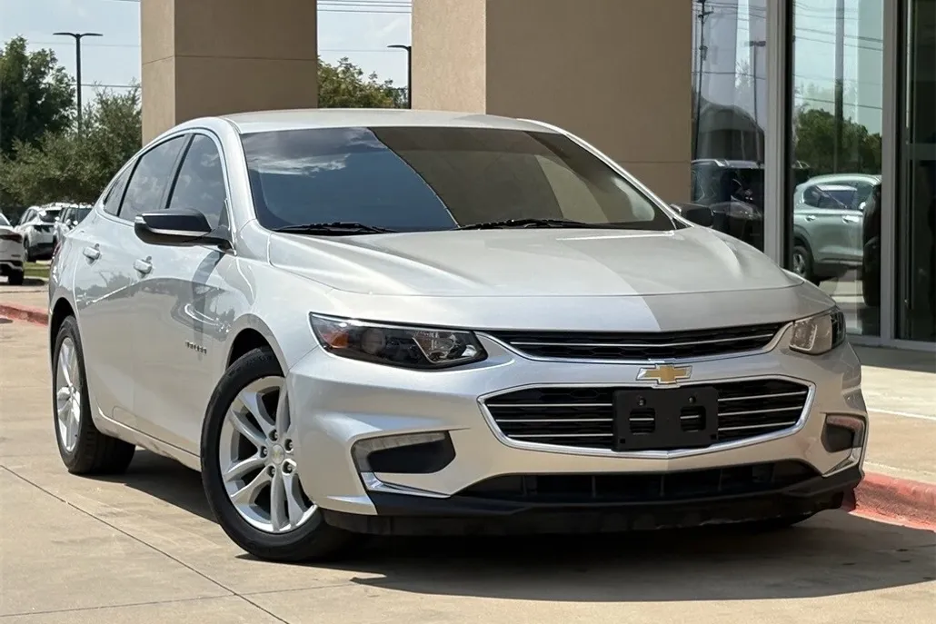 2017 Chevrolet Malibu 1LT photo 1