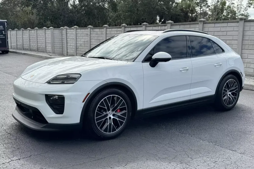 2025 Porsche Macan Electric photo 1