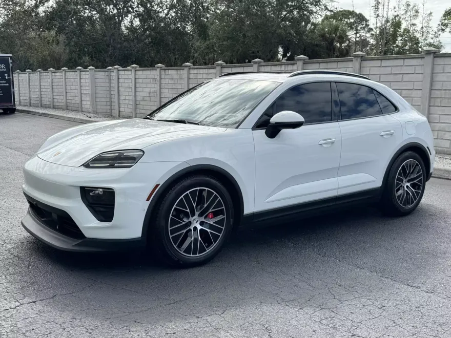 2025 Porsche Macan Electric photo 1