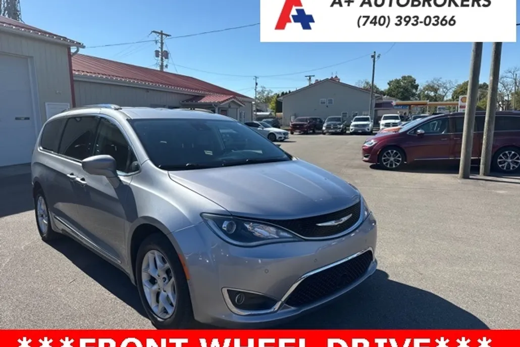 2019 Chrysler Pacifica Touring L photo 1