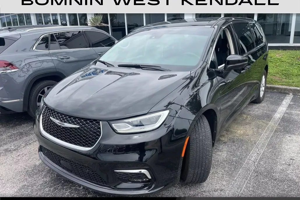2023 Chrysler Pacifica L Touring photo 1