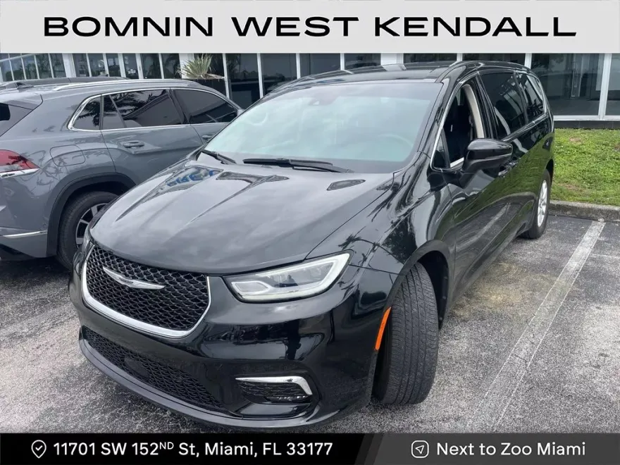 2023 Chrysler Pacifica L Touring photo 1