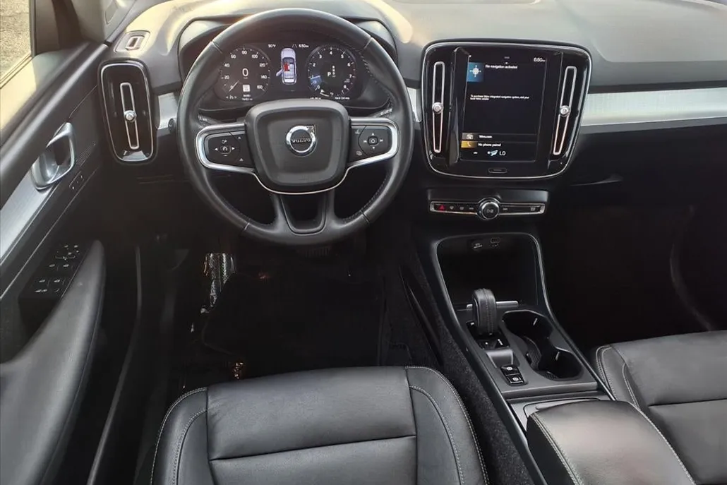 2021 Volvo XC40 Momentum photo 1
