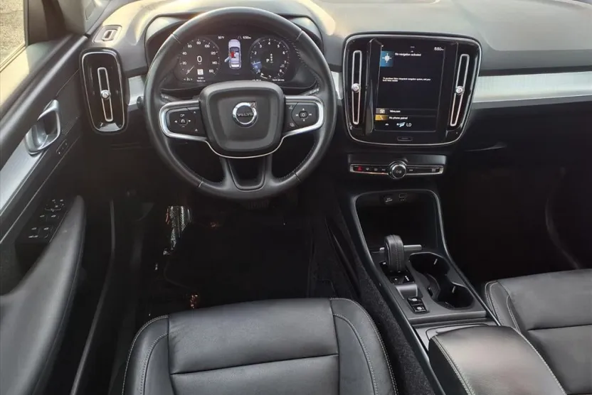 2021 Volvo XC40 Momentum photo 1