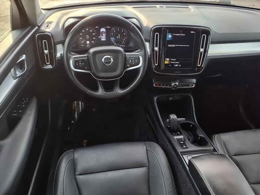 2021 Volvo XC40 Momentum photo 1