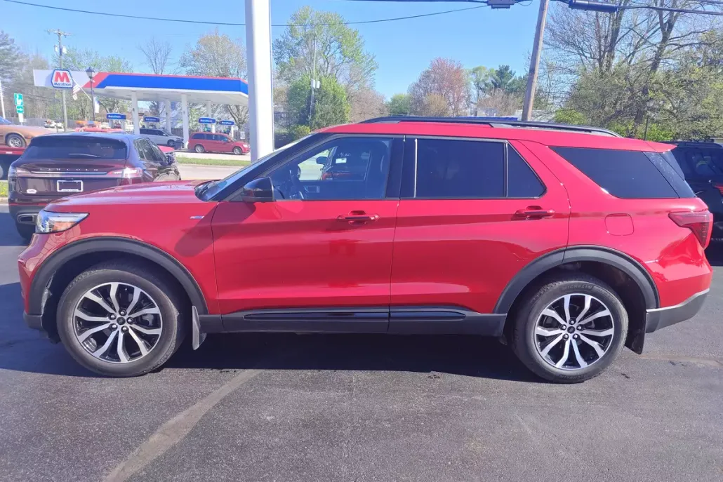 2023 Ford Explorer ST-Line photo 1