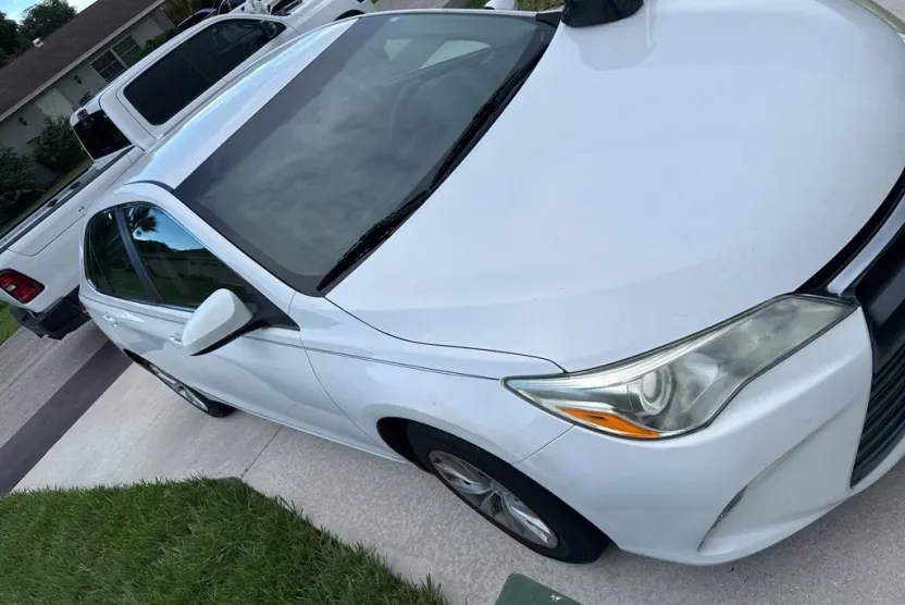 2015 Toyota Camry LE photo 1