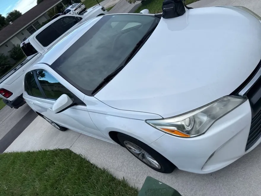 2015 Toyota Camry LE photo 1