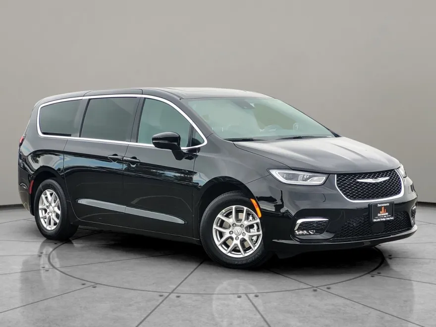 2026 Chrysler Pacifica photo 1