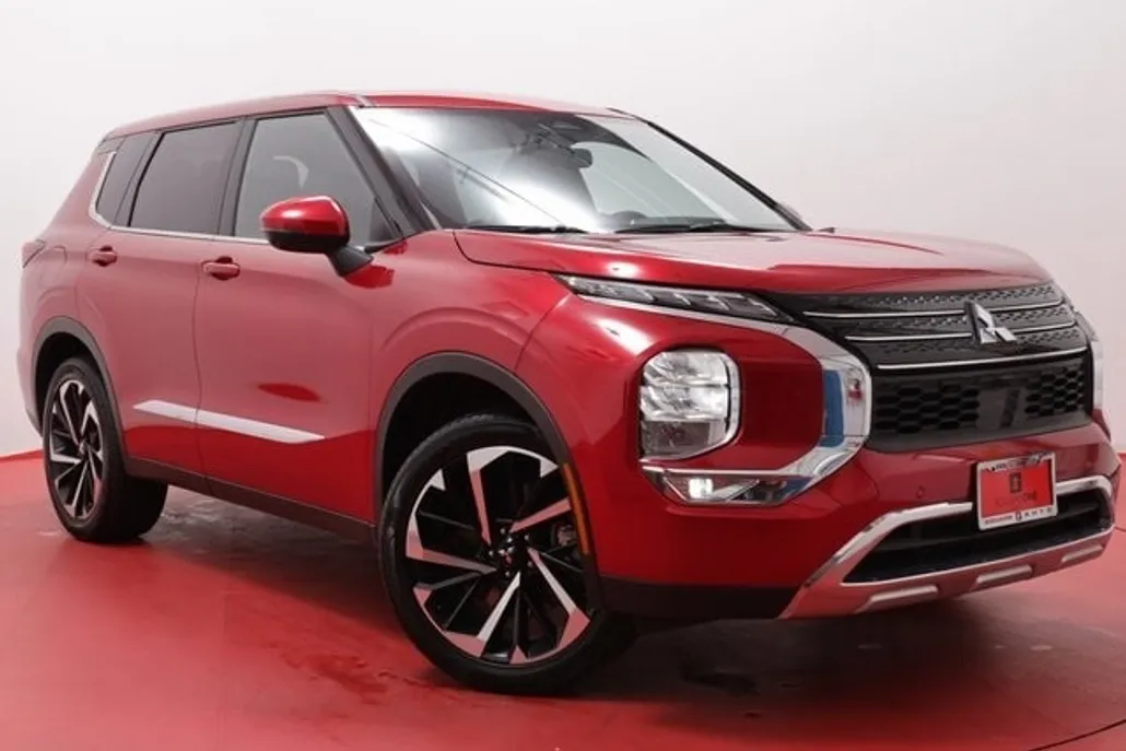 2024 Mitsubishi Outlander SEL photo 1