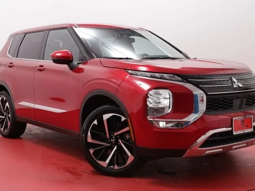 2024 Mitsubishi Outlander SEL photo 1