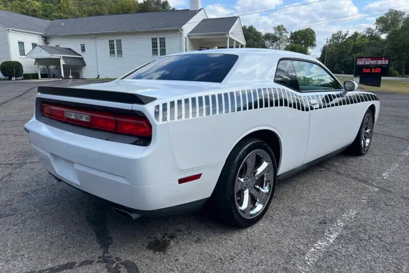 2013 Dodge Challenger SXT photo 1