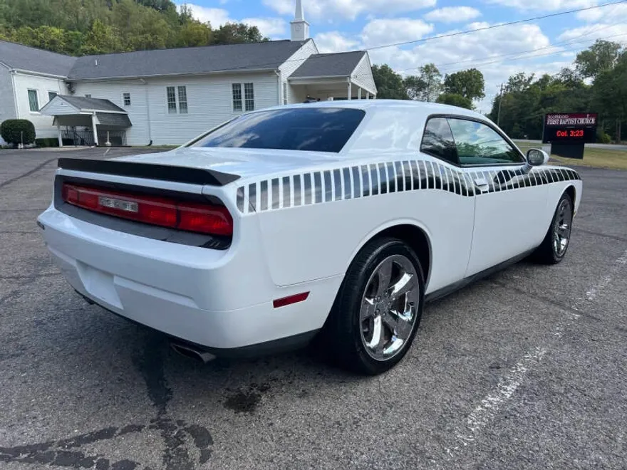 2013 Dodge Challenger SXT photo 1